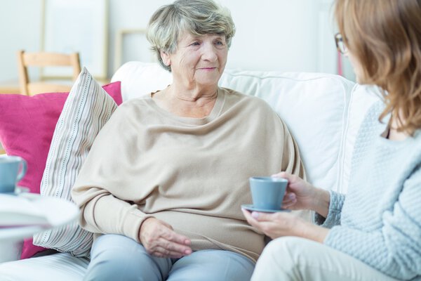 Старшая женщина с социальным работником
