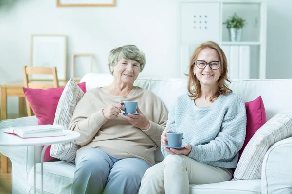 Mulher com mãe idosa — Fotografia de Stock