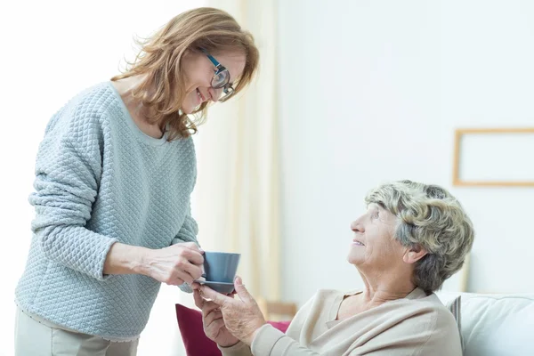 Pflegeassistentin hilft älterer Dame — Stockfoto