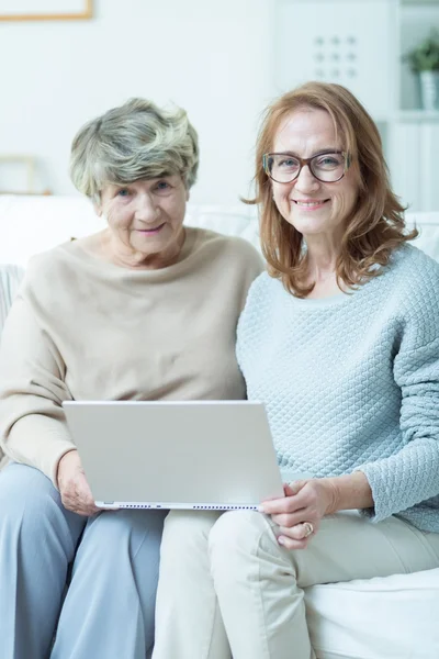 Besuch im Pflegeheim — Stockfoto