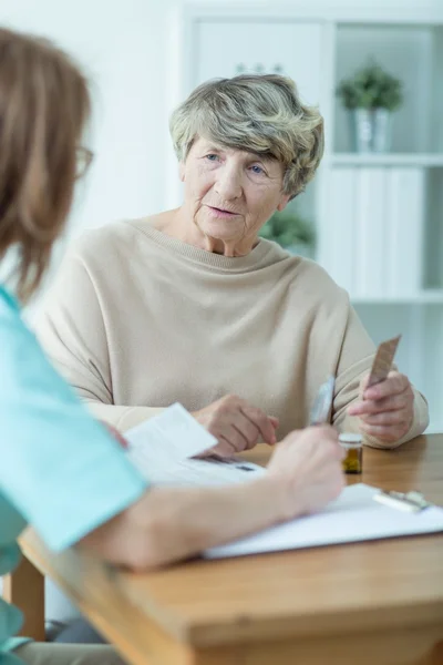 Donna anziana con assistente sociale — Foto Stock