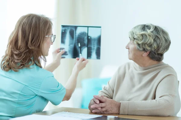 Bejaarde vrouw, een bezoek aan een dotcor — Stockfoto