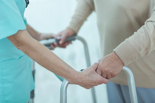 Enfermeira ajudando a senhora idosa deficiente — Fotografia de Stock