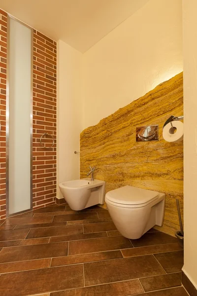 Çatı katı tuvalet kahverengi tonlarında — Stok fotoğraf