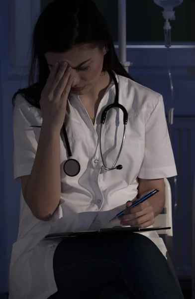 Médico cansado trabalhando no turno da noite — Fotografia de Stock