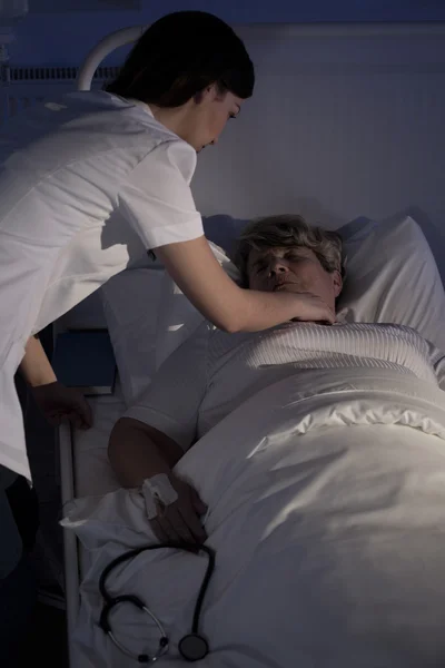 พยาบาลช่วยผู้ป่วยอาวุโส — ภาพถ่ายสต็อก