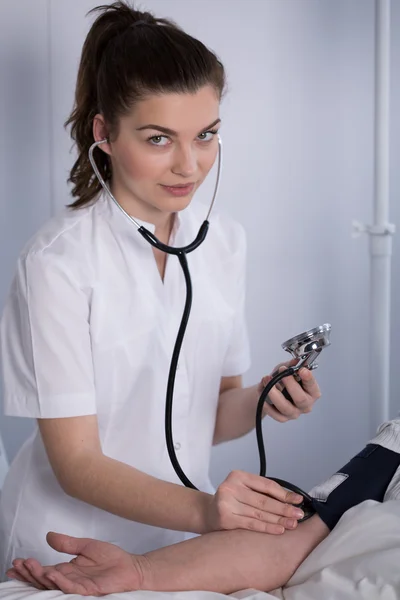 Médico midiendo presión arterial — Foto de Stock