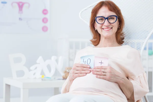 Baby im fortgeschrittenen Alter — Stockfoto