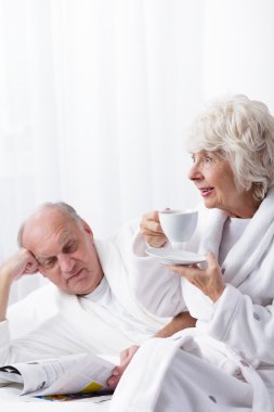 kahve içme ve gazete okuma