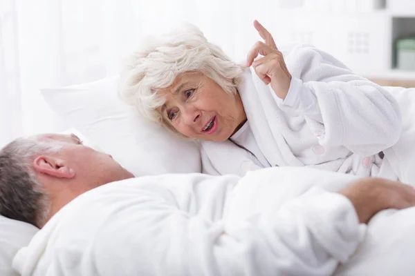 Ältere Ehe diskutiert im Bett — Stockfoto