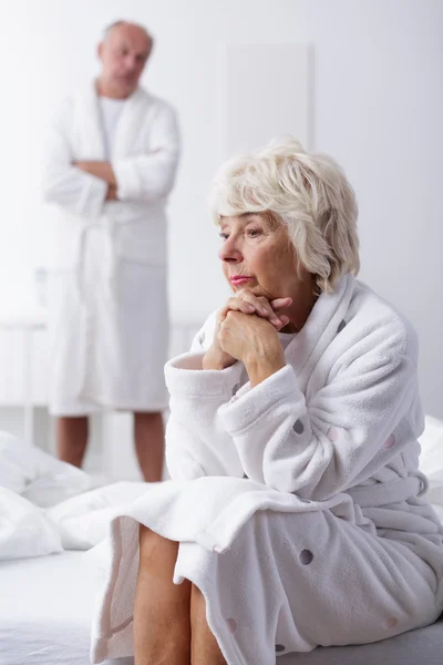 Wanhoop vrouw zittend op bed — Stockfoto