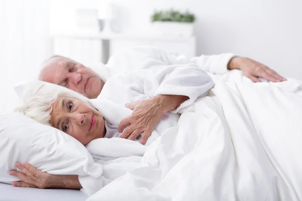 Bangun istri dan suami tidur — Stok Foto