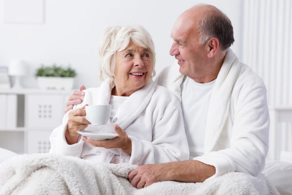 Senioren-Liebhaber im Bett — Stockfoto