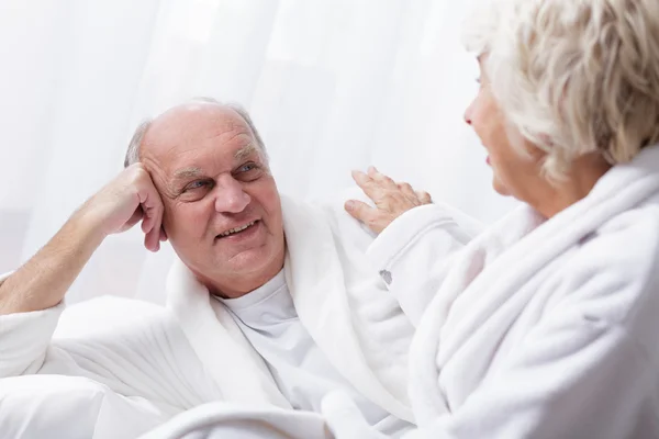 Matrimonio de tercera edad relajante en spa — Foto de Stock