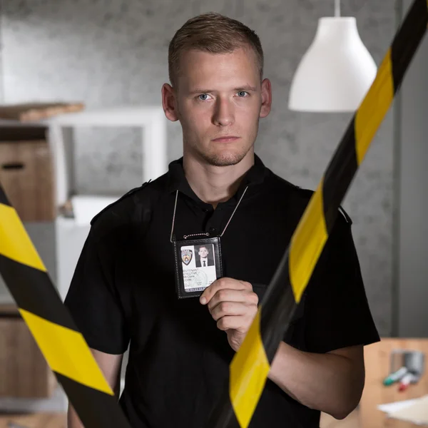 Policeman showing police badge — Stock Photo, Image