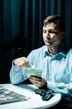 Cinayet için para sayma deli