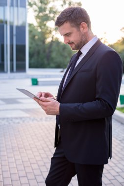işadamı tablet ile çalışma