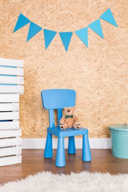 Küçük adam için küçük mavi sandalye