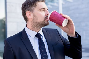 Yakışıklı patron açık kahve içme