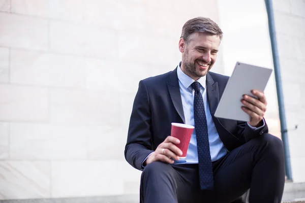 Uomo d'affari sorridente dopo la giornata lavorativa di successo — Foto Stock