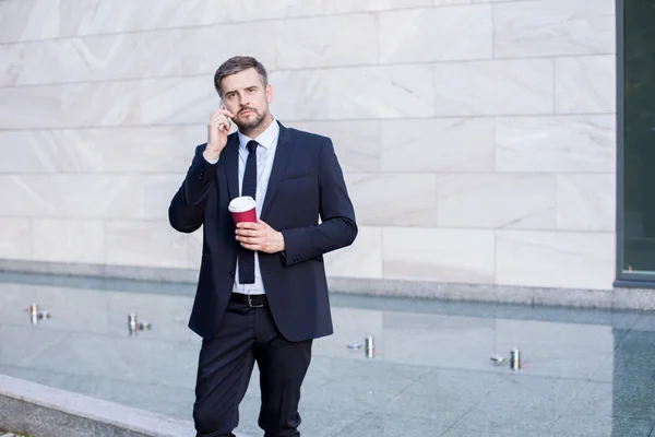 Hombre de negocios de la ciudad que trabaja con el teléfono móvil —  Fotos de Stock