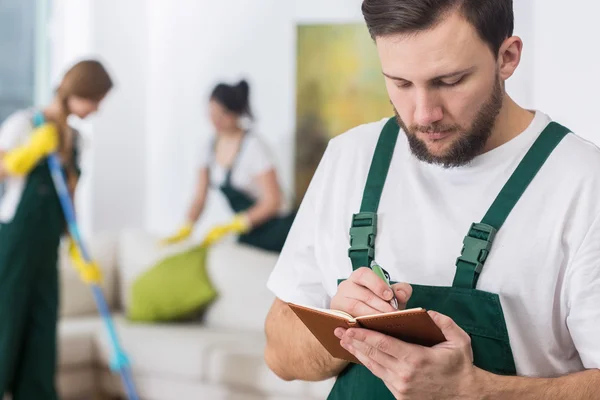 El horario de limpieza hace el trabajo mucho más fácil —  Fotos de Stock