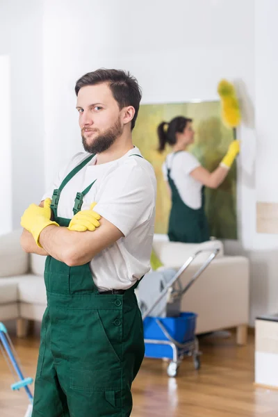 ¿Quién dijo que la limpieza de la casa es solo para las mujeres ? — Foto de Stock