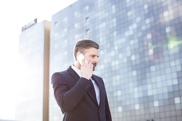 Travailleur marketing parlant au téléphone — Photo