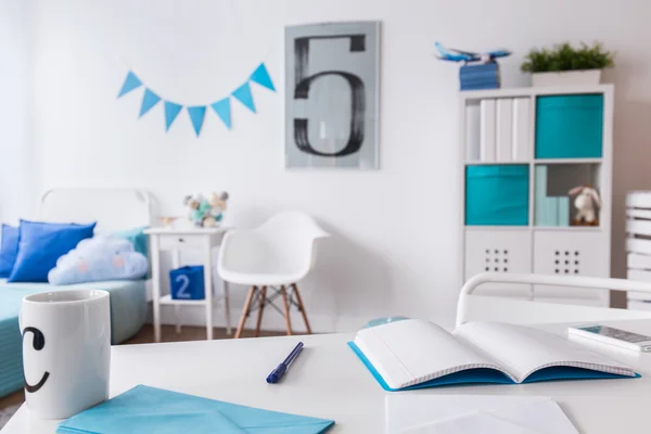 Chambre enfant blanche et bleue — Photo