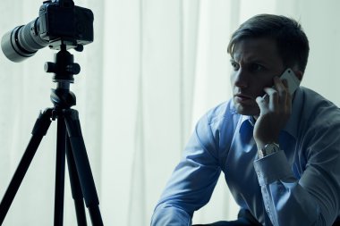 Muhabir veya dedektif iş başında