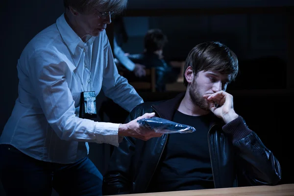 Serious policewoman presenting evidence — Stock Photo, Image