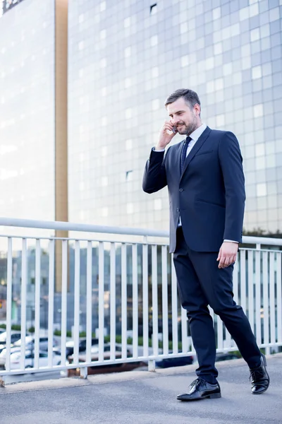 Corporate worker talking on phone — Stock Photo, Image