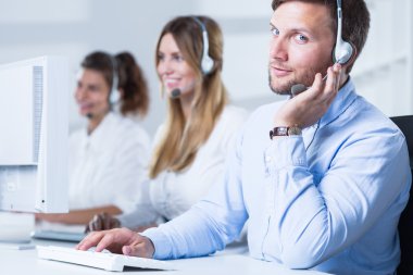 Telesales Center'da yakışıklı consulatnt
