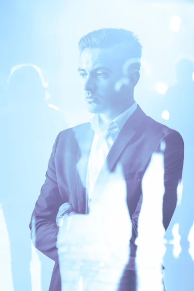 Mann auf blauem Hintergrund — Stockfoto