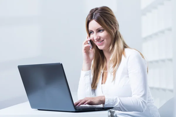 Femme travaillant dans le télémarketing — Photo