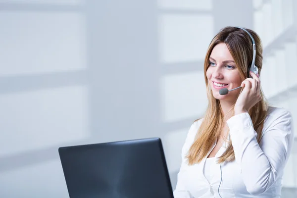 Vendedora hablando con el cliente — Foto de Stock