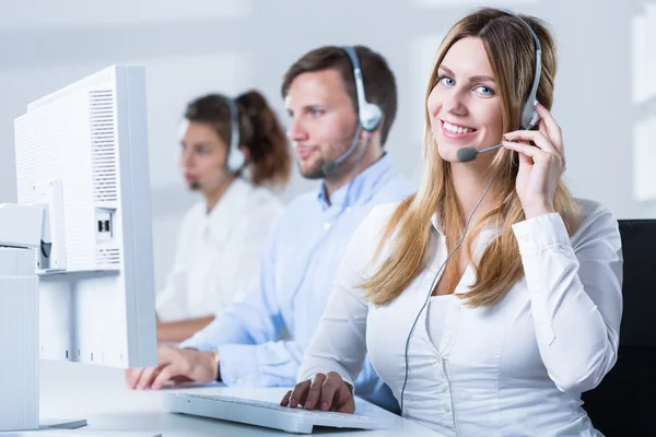 Operadora de telefone durante o trabalho — Fotografia de Stock