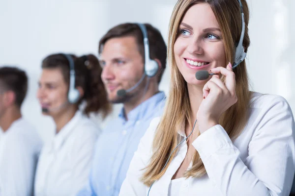 Agente de chamadas a trabalhar no serviço de telecomunicação — Fotografia de Stock