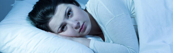 Заботливая женщина отдыхает в постели
