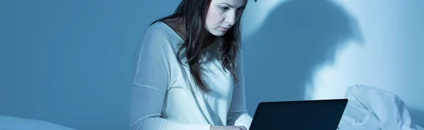 Депрессивная женщина с ноутбуком — стоковое фото