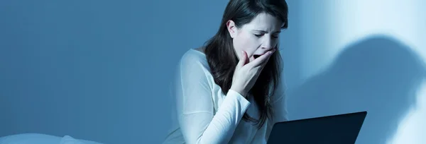 Cansado mulher sobrecarregada com laptop — Fotografia de Stock