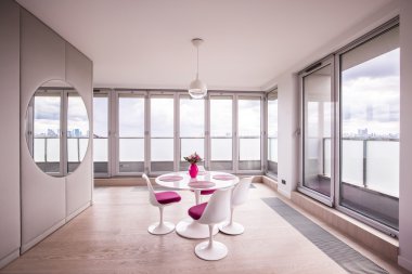 büyük pencereler ile Oda 