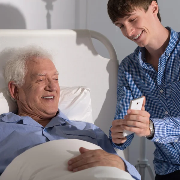 Nonno e nipote con smartphone — Foto Stock