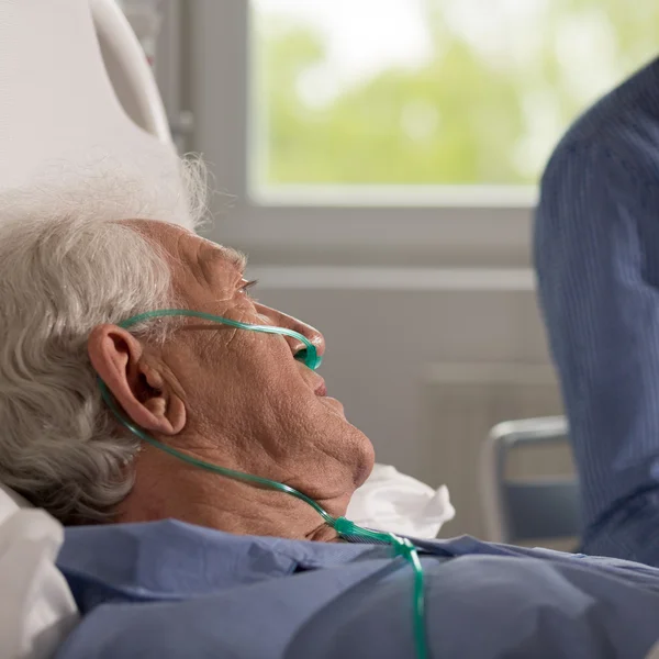 Relative visits elderly hospitalized man — Stock Photo, Image