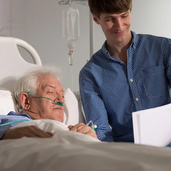 Kleinzoon bezoekende opa in hospice — Stockfoto