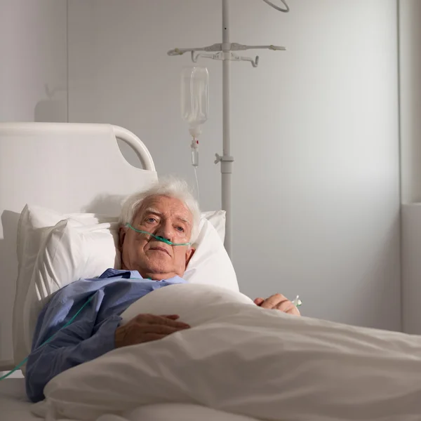 Elder patient on a drip — Stock Photo, Image