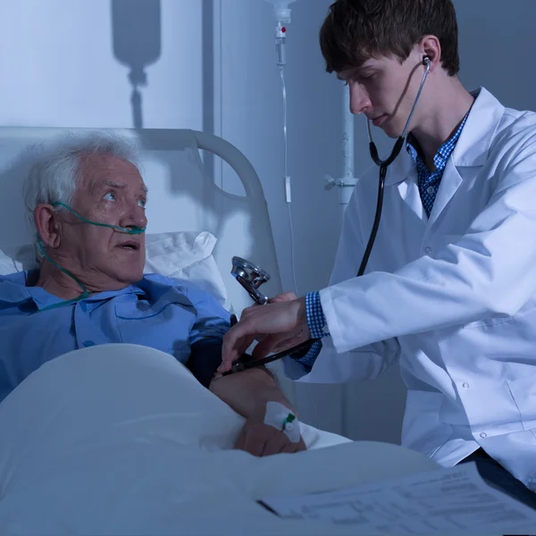 Médico examinando paciente anciano — Foto de Stock