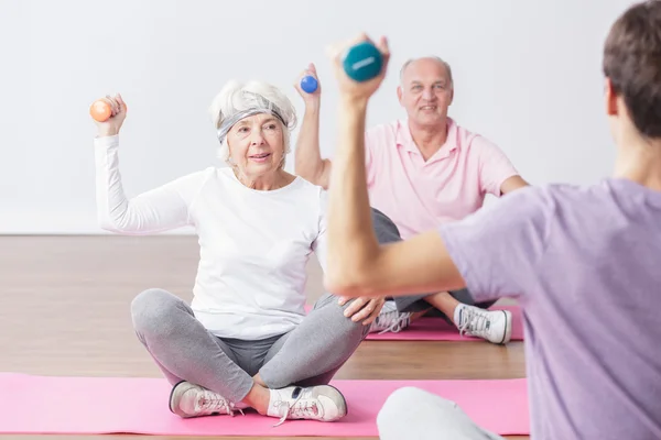 Lifting the dumbbells — Stock Photo, Image