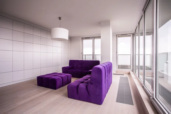 Фиолетовая и уютная мебель — стоковое фото
