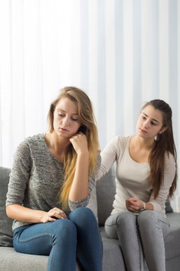 Üzgün youmg kadınlar